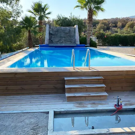 Tolles In Ermioni Mit Garten- Terrasse Und Gemeinschaftlichem Pool By Interhome