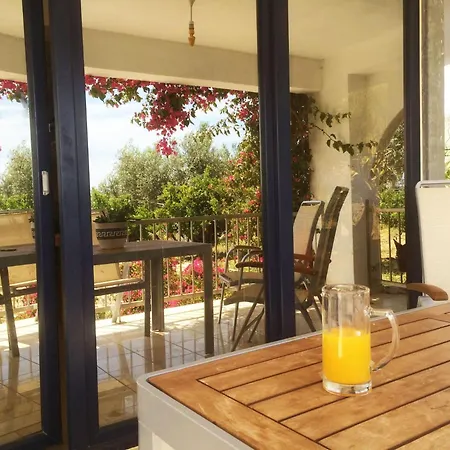 Tolles In Ermioni Mit Garten- Terrasse Und Gemeinschaftlichem Pool By Interhome *