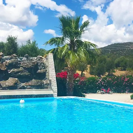 Tolles In Ermioni Mit Garten- Terrasse Und Gemeinschaftlichem Pool By Interhome