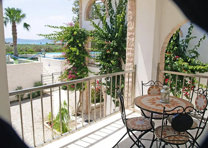 Tolles In Ermioni Mit Garten- Terrasse Und Gemeinschaftlichem Pool By Interhome Thermiszía