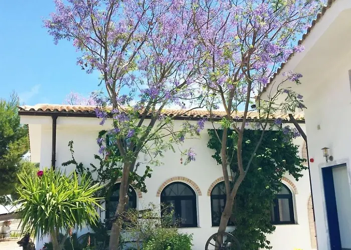 Tolles In Ermioni Mit Garten- Terrasse Und Gemeinschaftlichem Pool By Interhome *