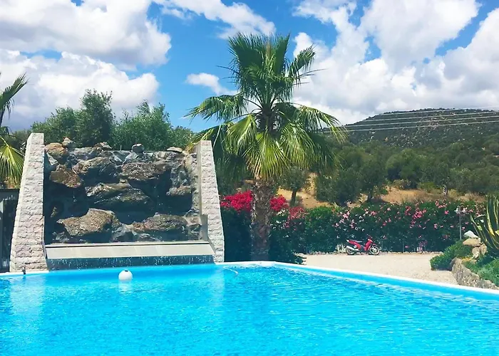 Tolles In Ermioni Mit Garten- Terrasse Und Gemeinschaftlichem Pool By Interhome